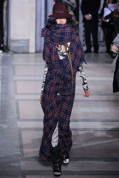 Look 10